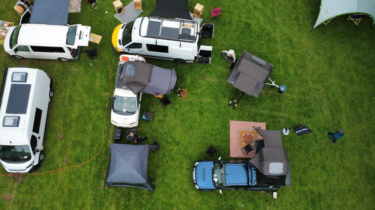 Luftaufnahme des Roofhopper-Stands auf dem Camper & Vanlife Event Springe 2026
