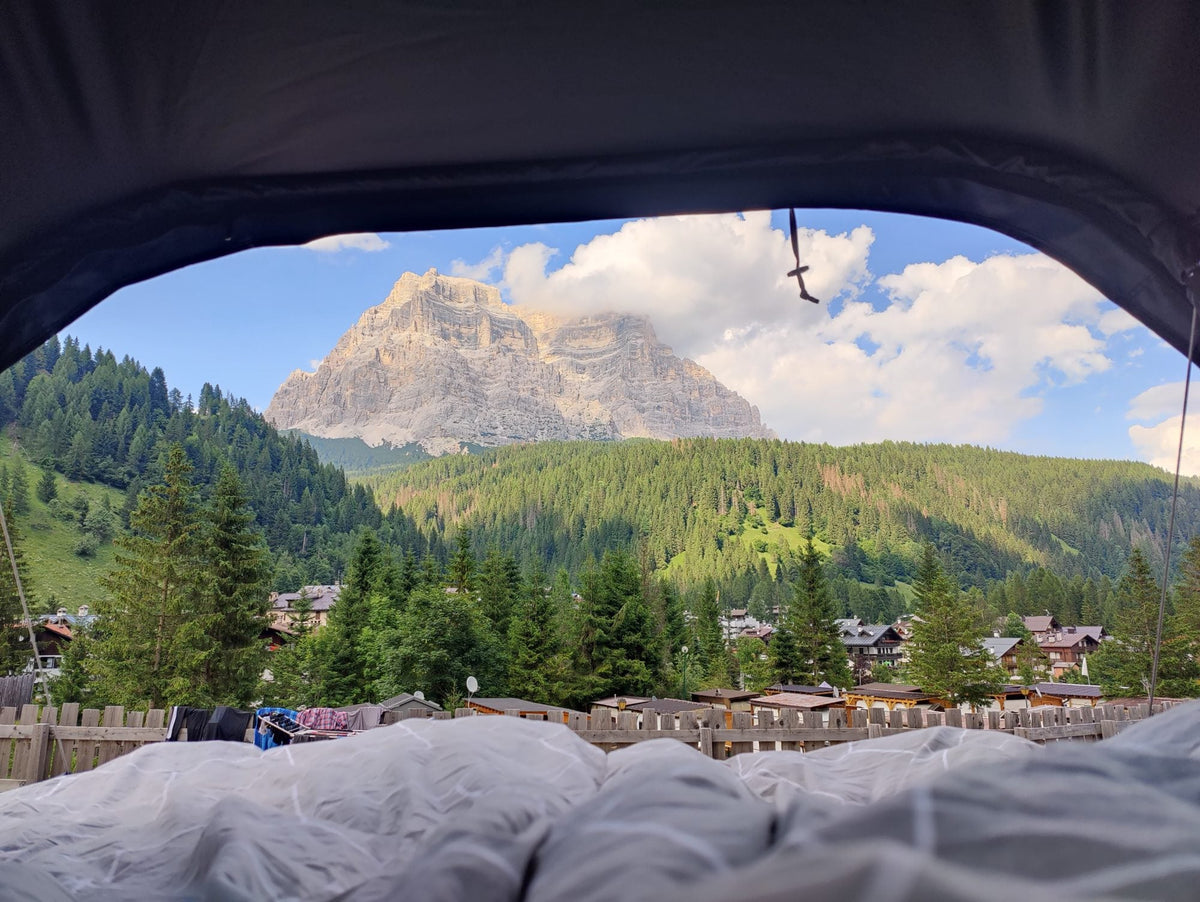 Blick aus dem Roof Space Dachzelt auf ein Bergmassiv in den Dolomiten