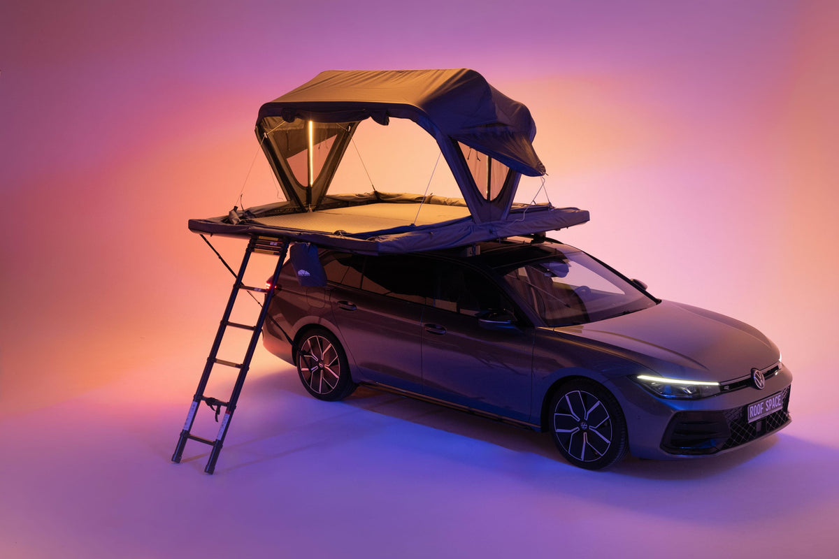Roof Space 4 Dachzelt mit warmer LED-Beleuchtung und geöffnetem Panoramamodus auf dem Autodach