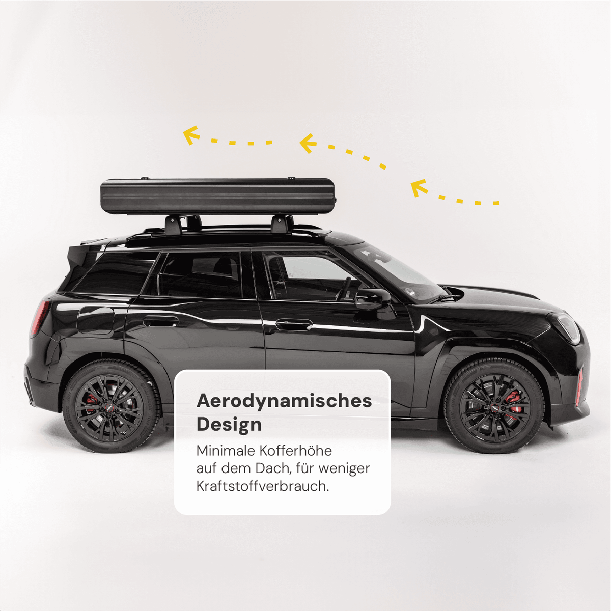 Geschlossenes Roof Space Dachzelt mit aerodynamischer Hartschale auf dem Autodach