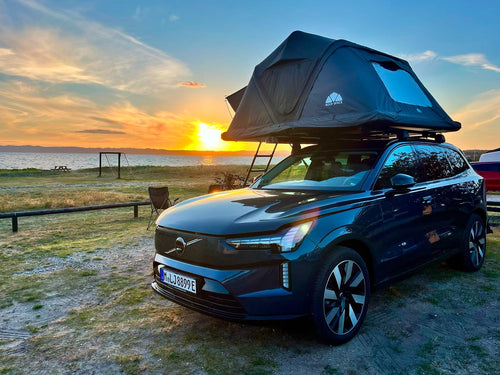 Dachzelt am Stand beim Sonnenuntergang. Roof Space 4 von Roofhopper macht dies möglich. Einfach mieten & kaufen