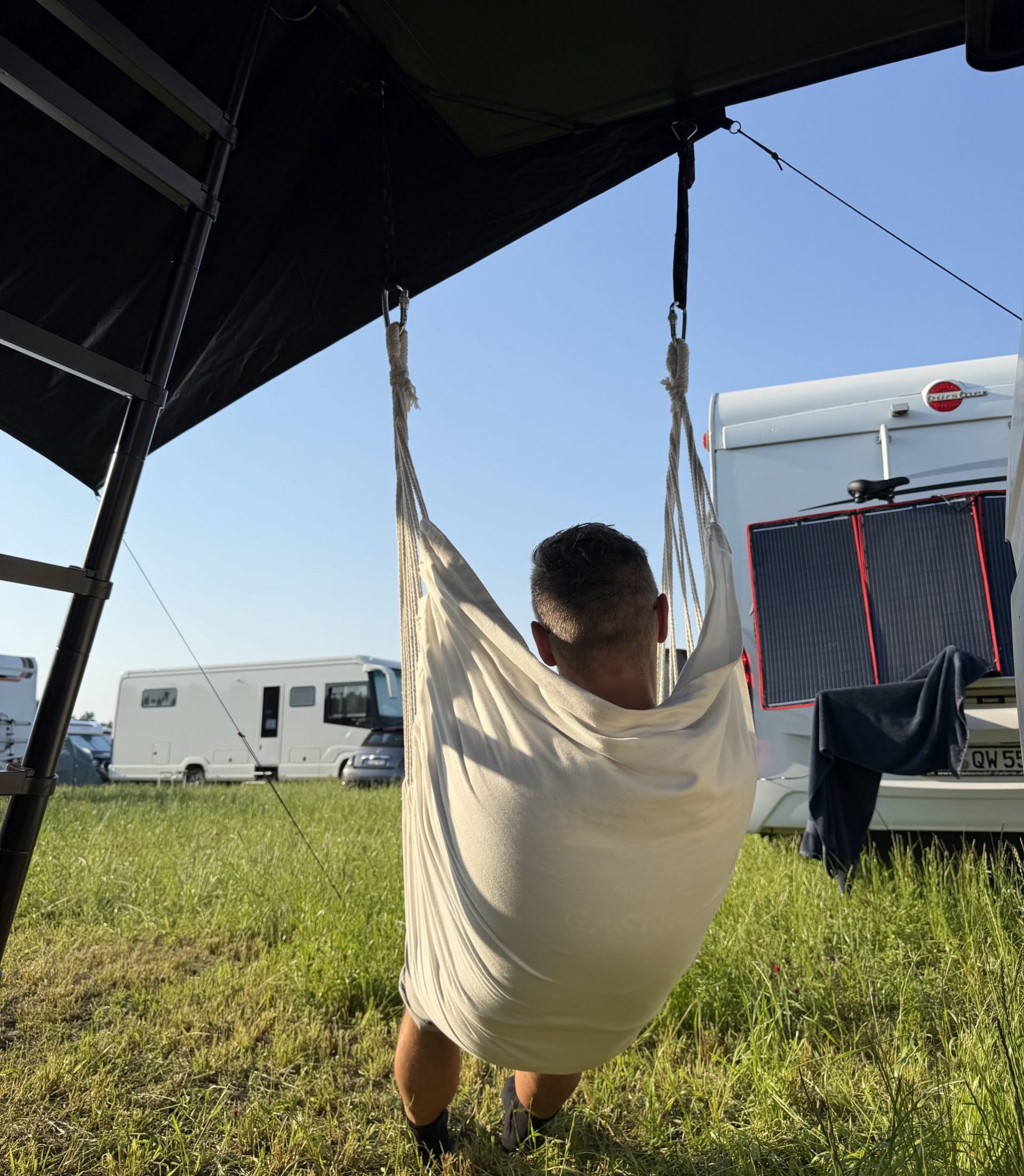 Mann ich der Roof im Roof Space Hängesessel auf dem Festival. Dachzelt mieten Wolfsburg mit Roofhopper kann so entspannt sein