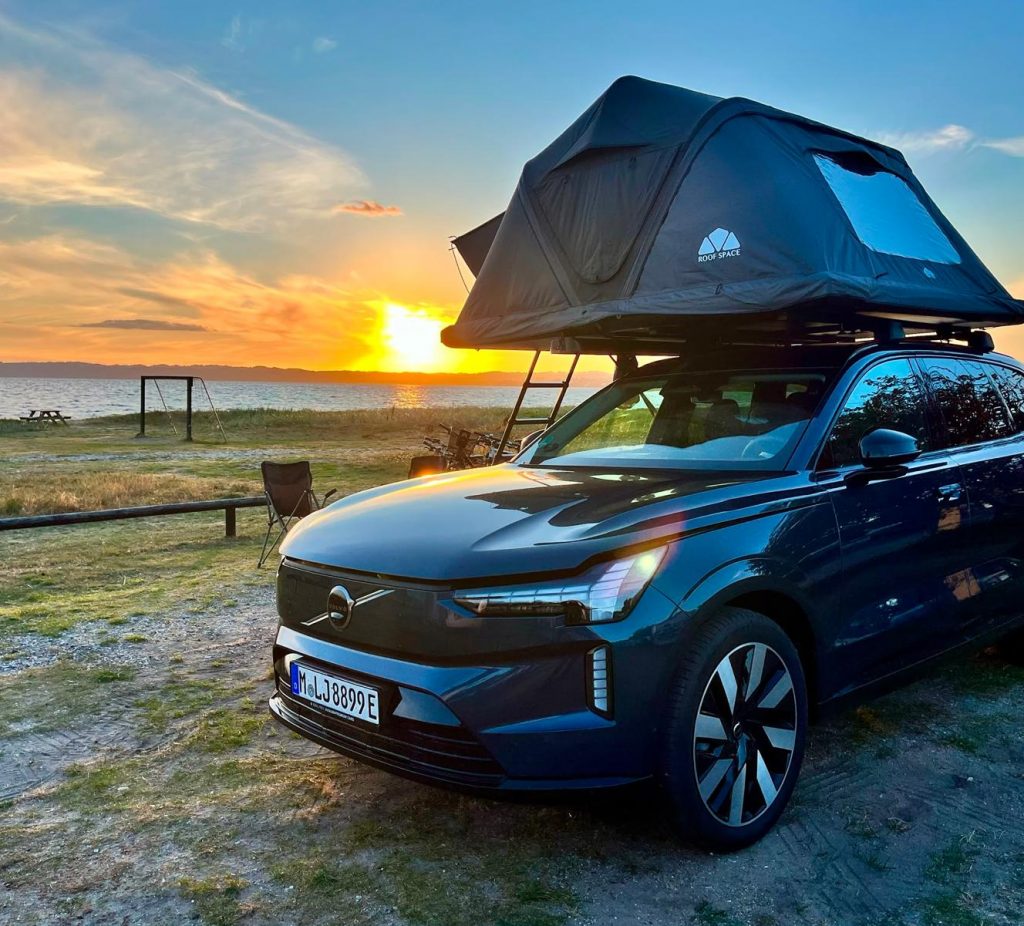 Roof Space 4 Sonnenuntergang in Schweden. Mit Roofhopper unkompliziert ein Dachzelt kaufen & mieten